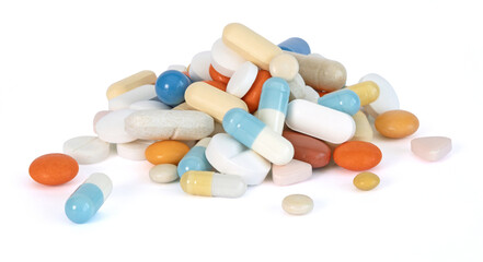 Différents comprimés et gellules de médicaments	