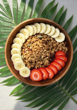 A&ccedil;a&iacute; na tigela com banana, granola e morango