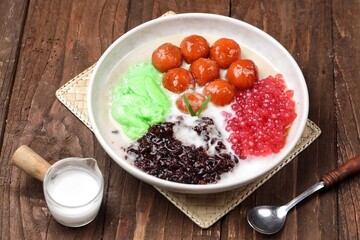 Bubur Madura atau Bubur Campur. Madura porridge is porridge with a sweet taste that contains a mixture of several sweet porridges