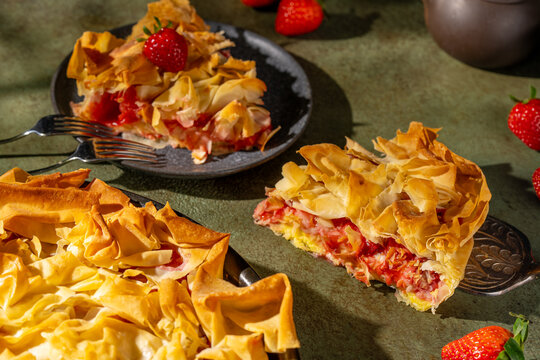 Strawberry pie with crispy phyllo dough