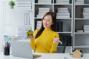 Real estate agent in the virtual tour : A smiling woman agent, working from a modern office,...