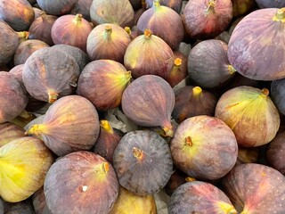fresh figs on the market