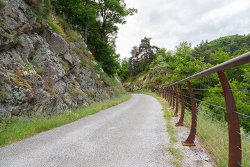 Weg mit einem Gel&auml;nder aus Eisen und Felsen.
