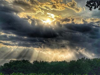 Soleil qui transperce les nuages 