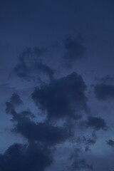 Später Abend oder frühe Nacht Himmel mit Wolken und Stimmung