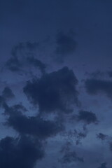 Später Abend oder frühe Nacht Himmel mit Wolken und Stimmung
