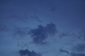 Später Abend oder frühe Nacht Himmel mit Wolken und Stimmung