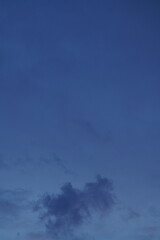 Später Abend oder frühe Nacht Himmel mit Wolken und Stimmung