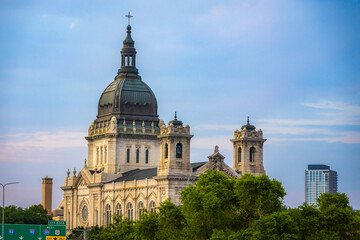 Obraz premium Vibrant view of Basilica of Saint Mary at dusk across busy highway