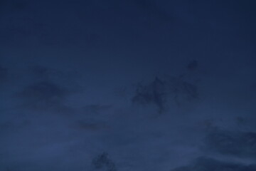 Später Abend oder frühe Nacht Himmel mit Wolken und Stimmung