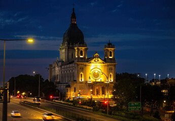 Obraz premium Vibrant view of Basilica of Saint Mary illuminated at night