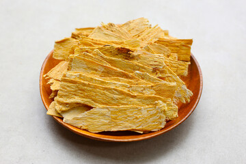 Dried slices of Radix Astragali, commonly used in traditional Chinese medicine.