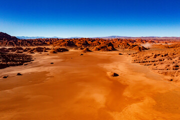 Vista panorámica del valle rojizo del Desierto del Diablo en Salta, Argentina