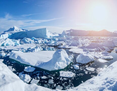 Viele abgebrochene Eisberge schwimmen im Polarmeer
