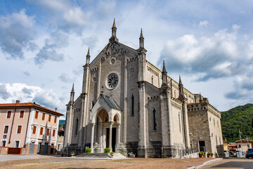 Obraz premium A traditional Catholic church in the village of Faedis, northeastern Italy, featuring a stone facade, bell tower, and peaceful surroundings. Perfect example of rural Italian religious architecture.