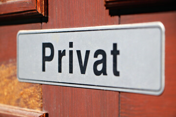 Das Schild mit der Aufschrift Privat