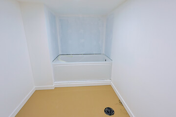 Intérieur d'une maison neuve, pièce vide avec murs. Construction d'une salle de bain.