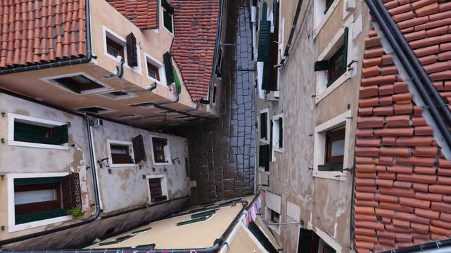 Cour int&eacute;rieure d&rsquo;immeubles anciens en contre-plong&eacute;e