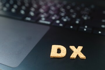 DXの文字とノートパソコンのイメージビジュアル