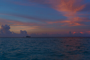 Obraz premium Sea beach with sky sunset or sunrise. Clouds over the sunset sea.