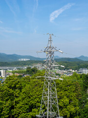 郊外に建つ送電鉄塔
