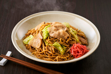 お皿に盛られた日本の焼きそばと紅しょうが　Japanese Yakisoba Noodles with Pork...