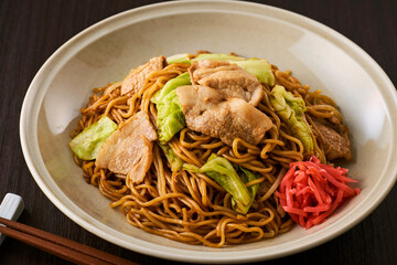 お皿に盛られた日本の焼きそばと紅しょうが　Japanese Yakisoba Noodles with Pork...