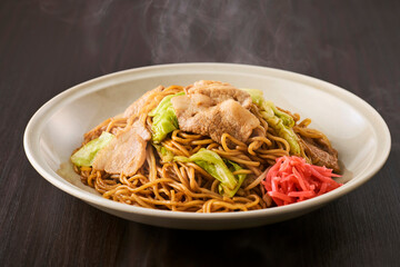 お皿に盛られた日本の焼きそばと紅しょうが　Japanese Yakisoba Noodles with Pork...