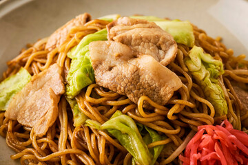 お皿に盛られた日本の焼きそばと紅しょうが　Japanese Yakisoba Noodles with Pork...