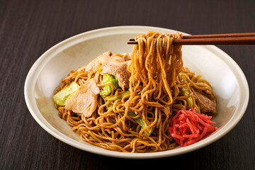 お皿に盛られた日本の焼きそばと紅しょうが　Japanese Yakisoba Noodles with Pork...