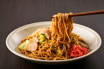 お皿に盛られた日本の焼きそばと紅しょうが　Japanese Yakisoba Noodles with Pork...