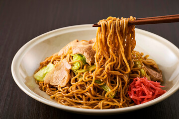 お皿に盛られた日本の焼きそばと紅しょうが　Japanese Yakisoba Noodles with Pork...