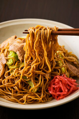 お皿に盛られた日本の焼きそばと紅しょうが　Japanese Yakisoba Noodles with Pork and Pickled Ginger on a Plate