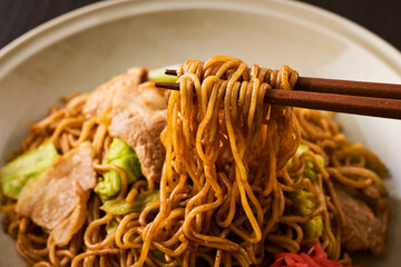 お皿に盛られた日本の焼きそばと紅しょうが　Japanese Yakisoba Noodles with Pork...