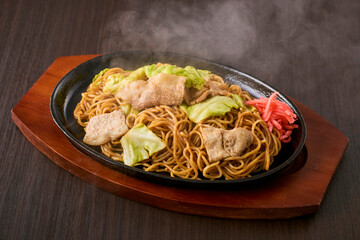 鉄板にのった熱々の焼きそば　Japanese Fried Noodles (Yakisoba) on a Hot Iron Plate