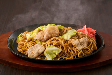鉄板にのった熱々の焼きそば　Japanese Fried Noodles (Yakisoba) on a Hot Iron Plate