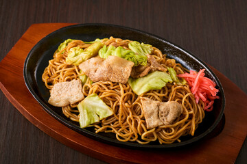 鉄板にのった熱々の焼きそば　Japanese Fried Noodles (Yakisoba) on a Hot Iron Plate