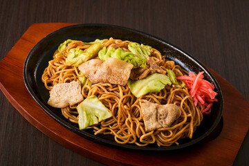 鉄板にのった熱々の焼きそば　Japanese Fried Noodles (Yakisoba) on a Hot Iron Plate