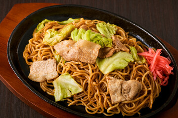 鉄板にのった熱々の焼きそば　Japanese Fried Noodles (Yakisoba) on a Hot Iron Plate