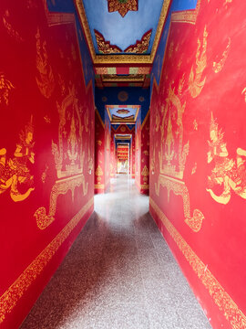 Corridors of Wat Maha That Wachiramongkol