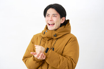 ダウンジャケットを着た男性　ひらめく　白背景