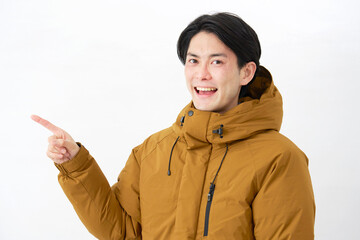 ダウンジャケットを着た男性　左側を指差す　白背景