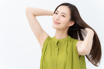 白バックでスキンケアをする若い女性