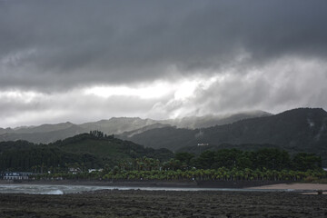 雨雲の間から注ぐ神々しい光　宮崎県青島での大自然の風景