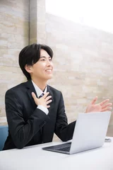 Gordijnen お客様に説明する若手の営業マンなどのイメージ　説明やプレゼン　信頼や信用などに © kapinon