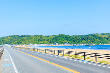 初夏の志賀島へと続く一本道　福岡県福岡市　A road leading to Shikanoshima in...