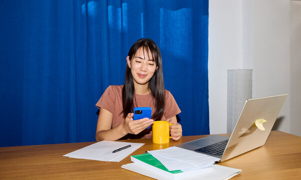 Freelance woman works from home