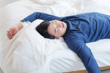 寝相が悪い男性