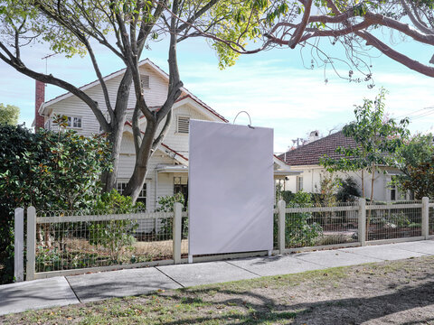 Streetscape with home for sale in Melbourne'e eastern suburbs 