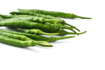 夏野菜　青唐辛子（青とうがらし, 青トウガラシ）白背景　コピースペースあり　Green chili peppers (green pepper,chile verde) white background, copy space available
